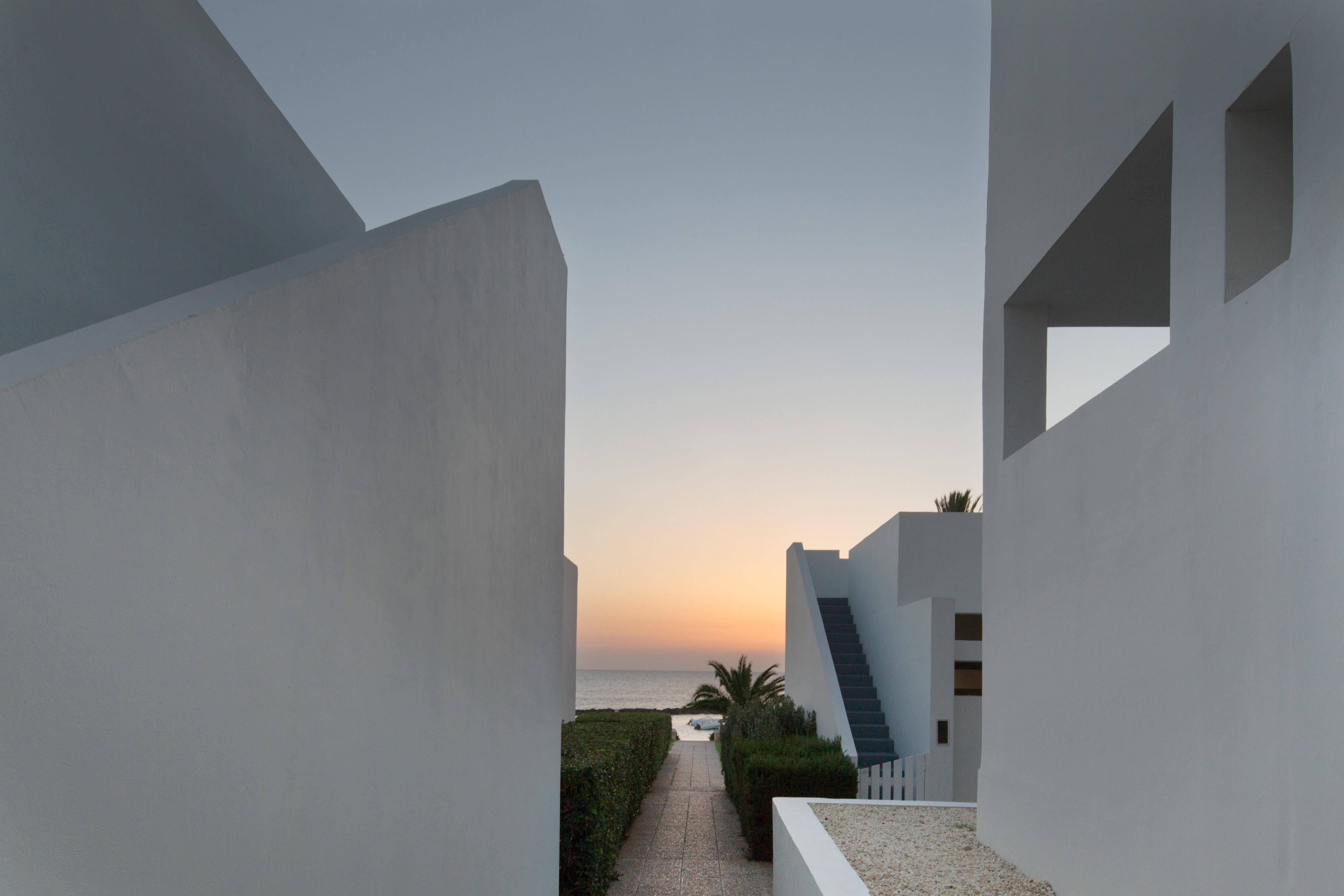 Hotel Almyra Paphos Exteriér fotografie The hotel at sunset