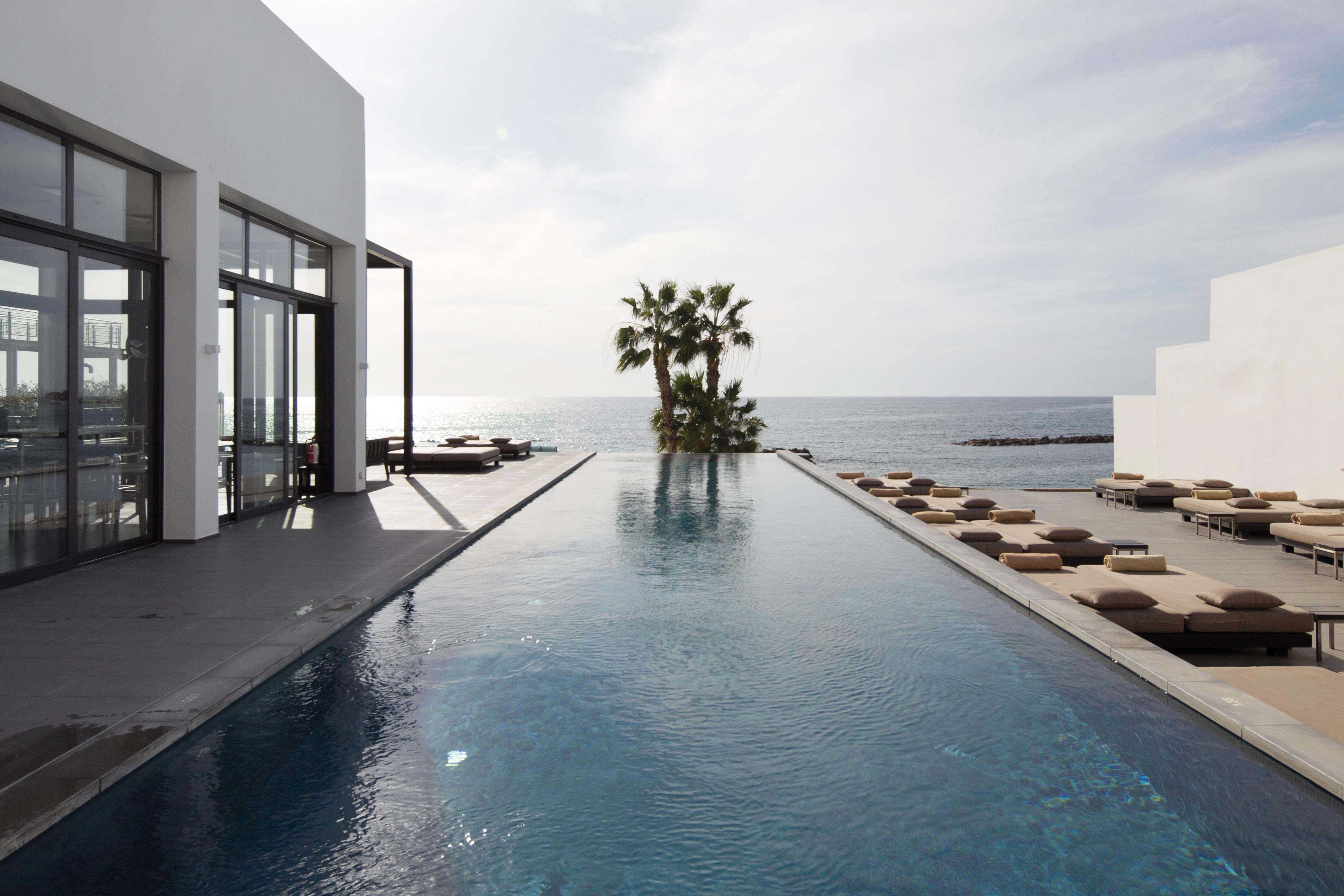 Hotel Almyra Paphos Exteriér fotografie The pool at the Hotel