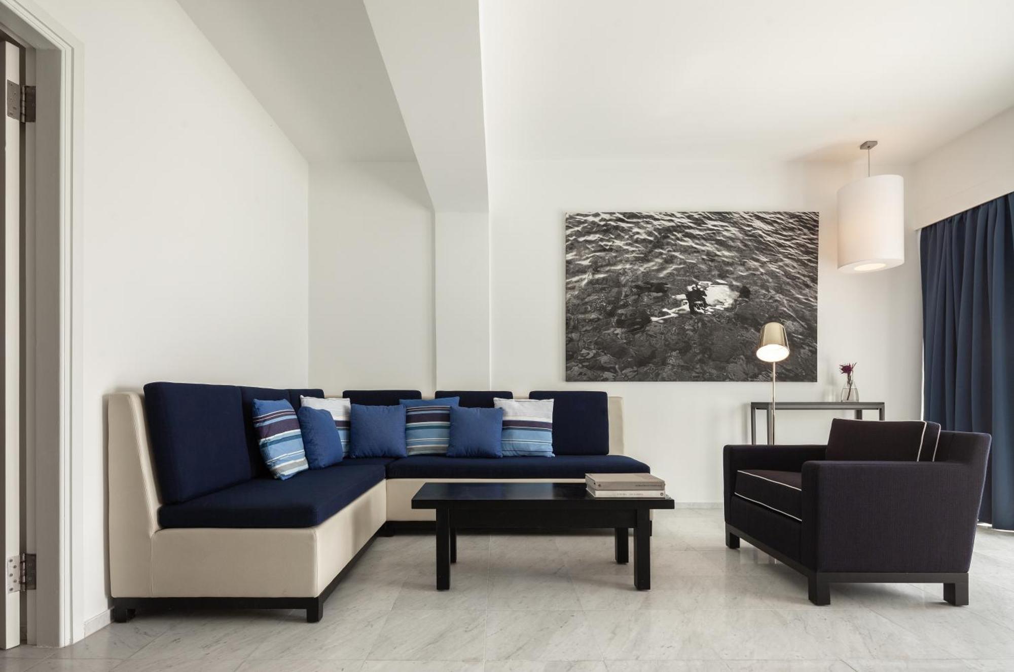 Hotel Almyra Paphos Exteriér fotografie A living room with a sectional sofa