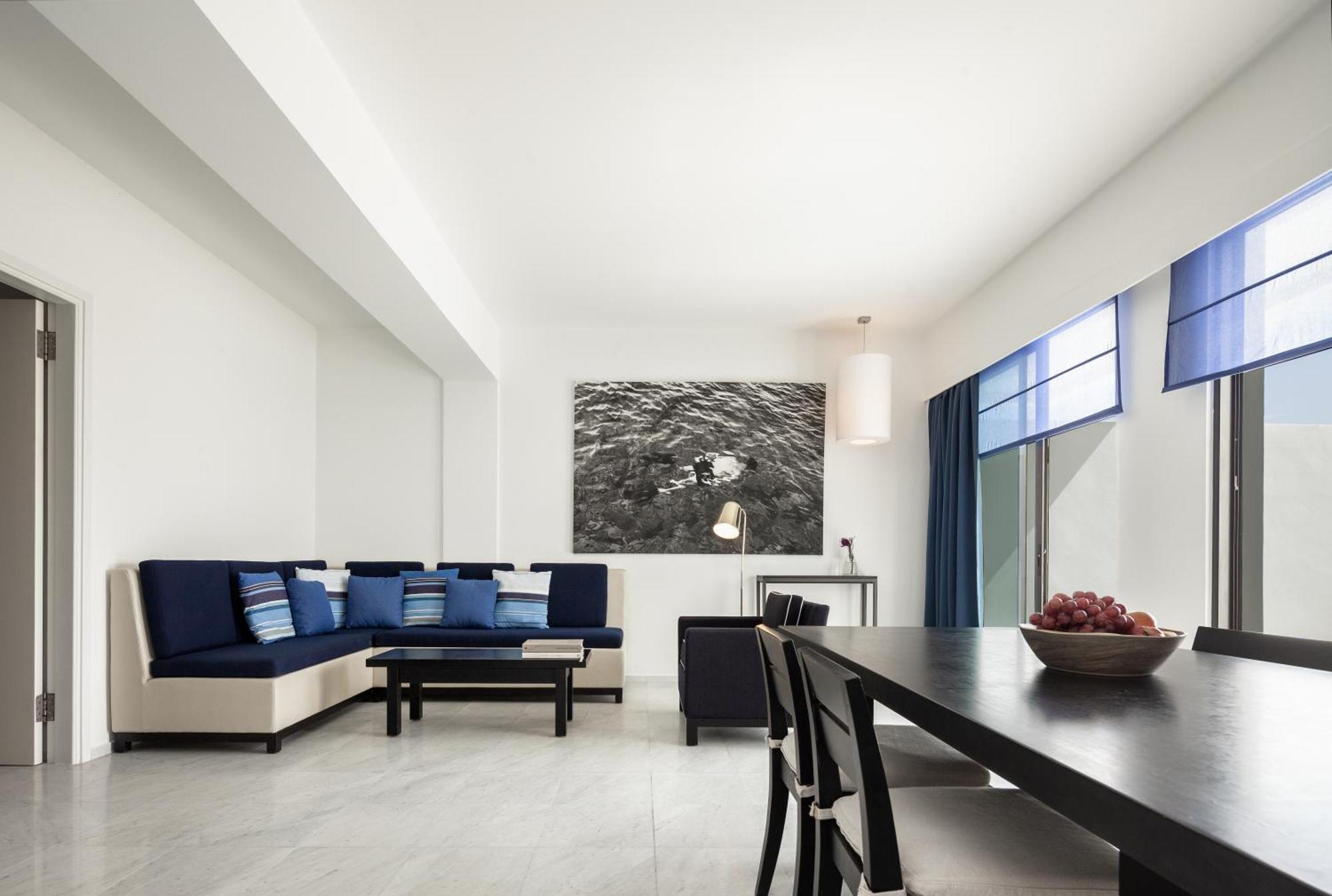 Hotel Almyra Paphos Exteriér fotografie A living room in a suite at the hotel