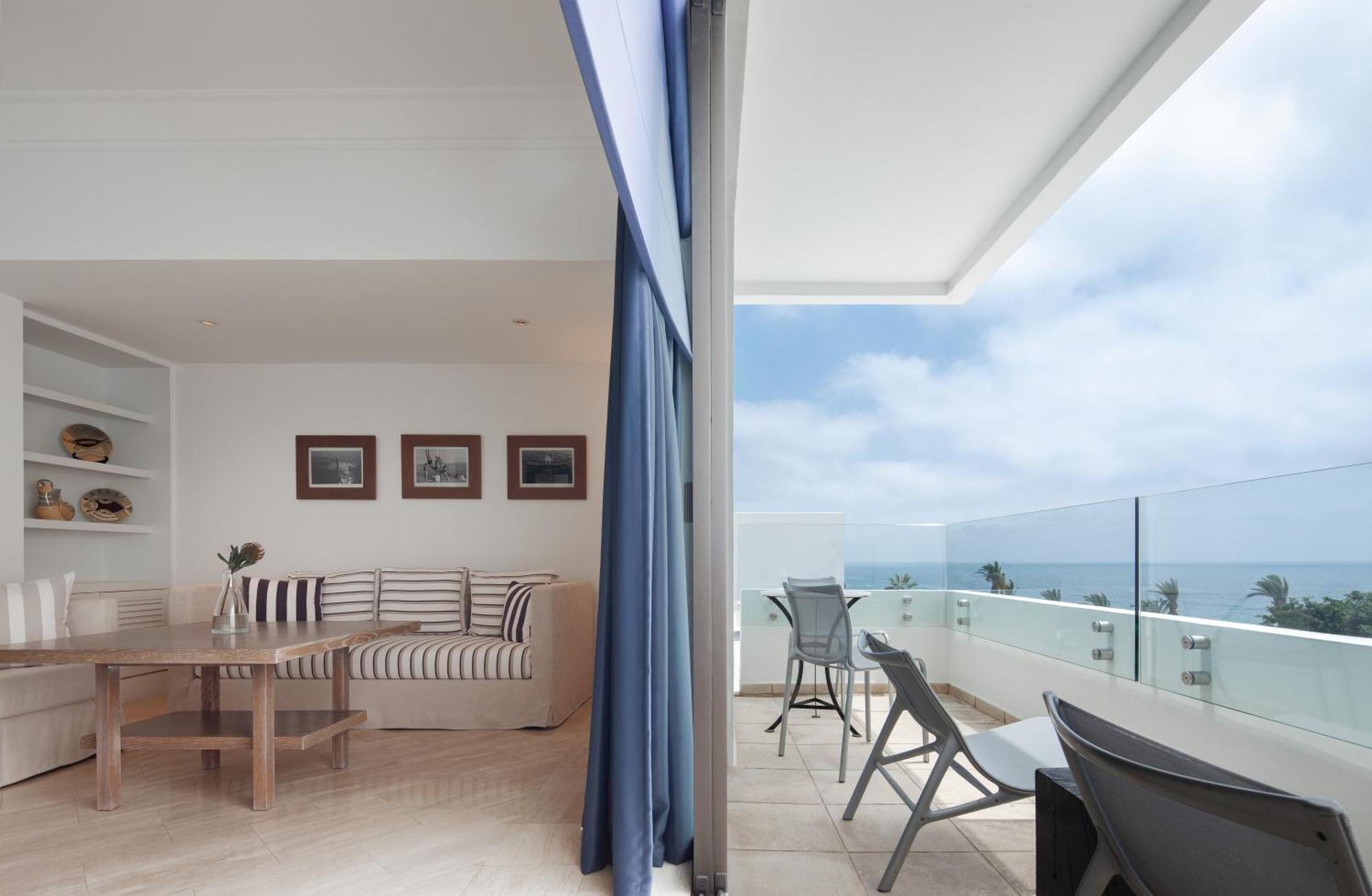 Hotel Almyra Paphos Exteriér fotografie A balcony