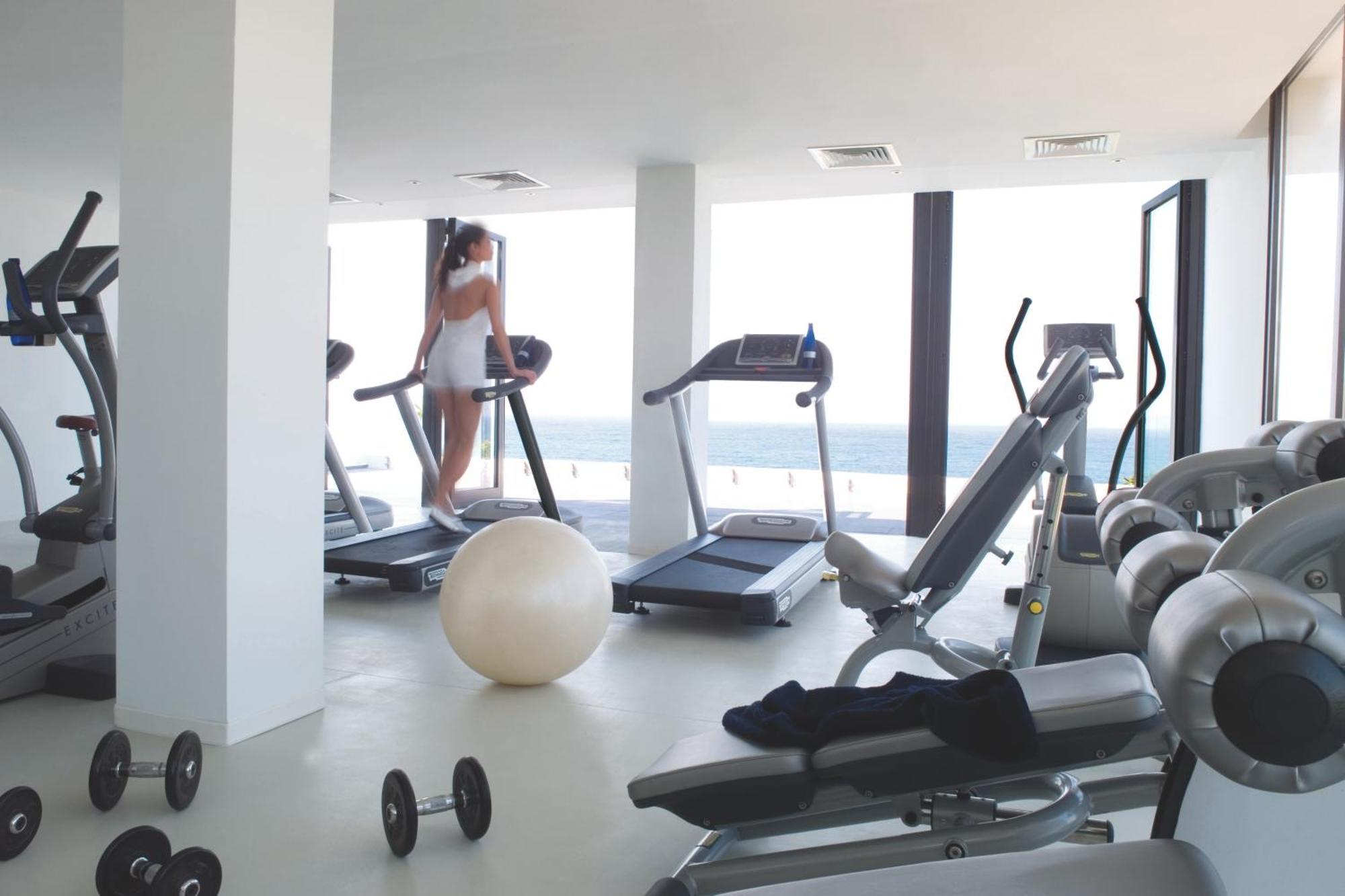 Hotel Almyra Paphos Exteriér fotografie A gym