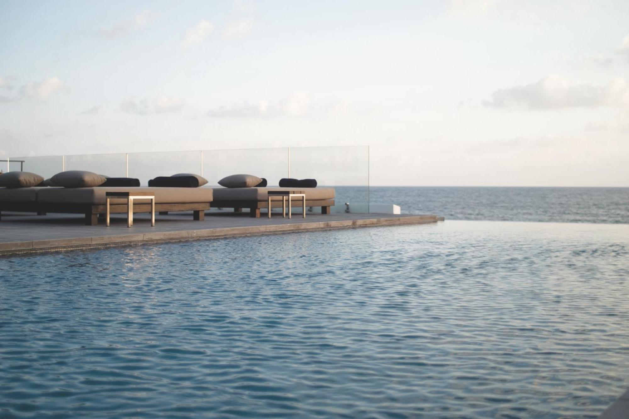 Hotel Almyra Paphos Exteriér fotografie The pool at the hotel