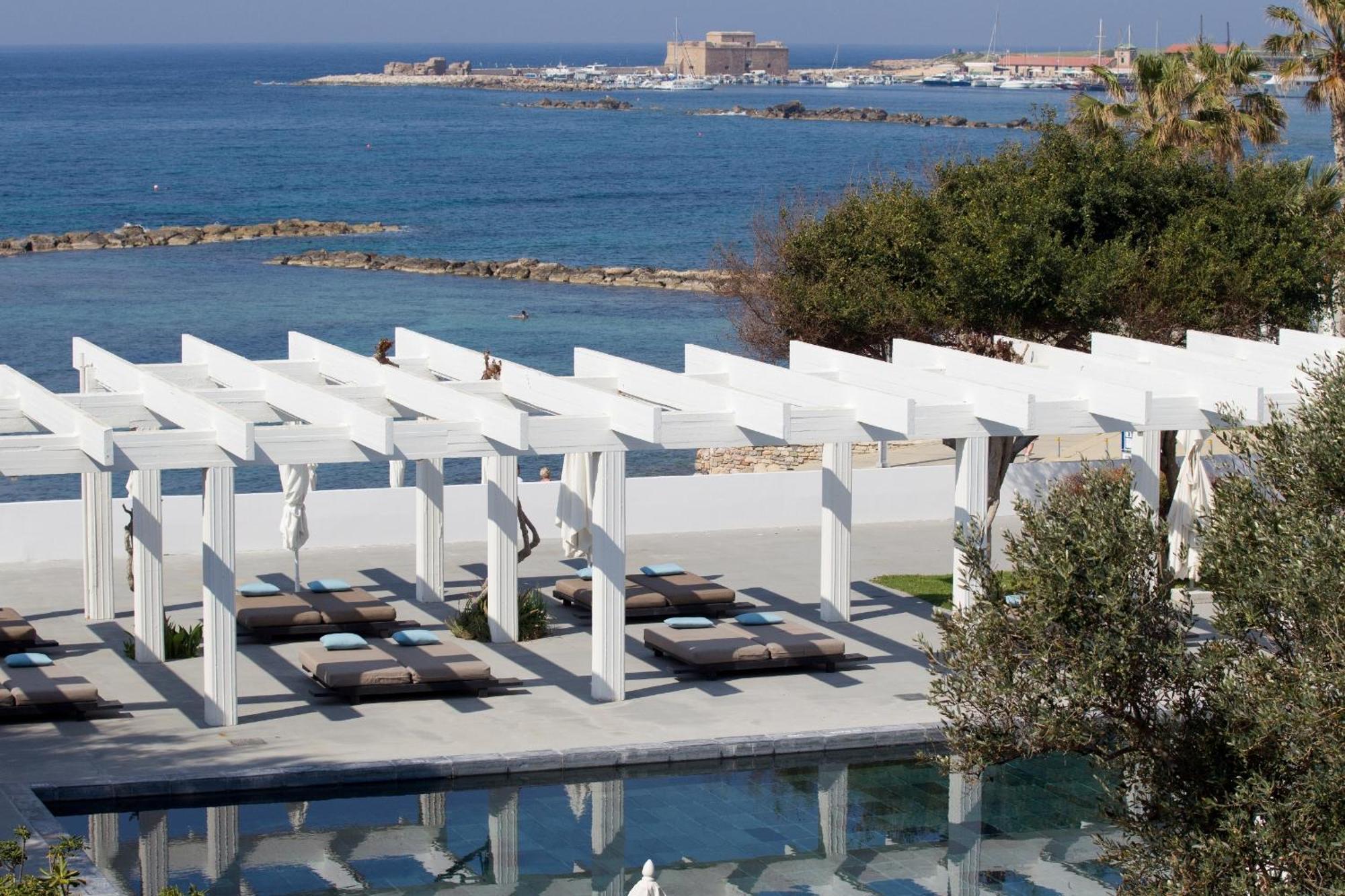 Hotel Almyra Paphos Exteriér fotografie The beach at the hotel