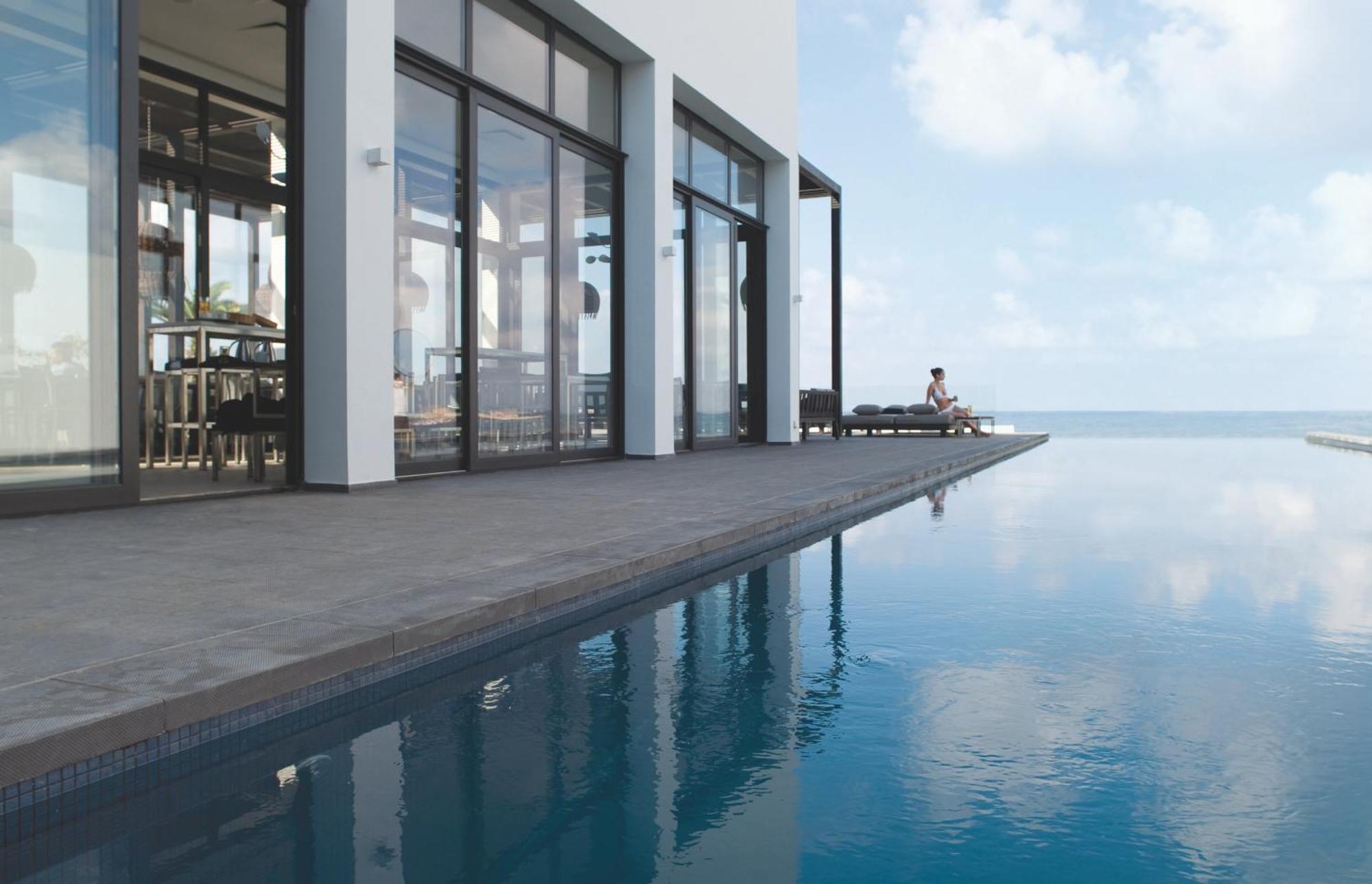 Hotel Almyra Paphos Exteriér fotografie Infinity pool